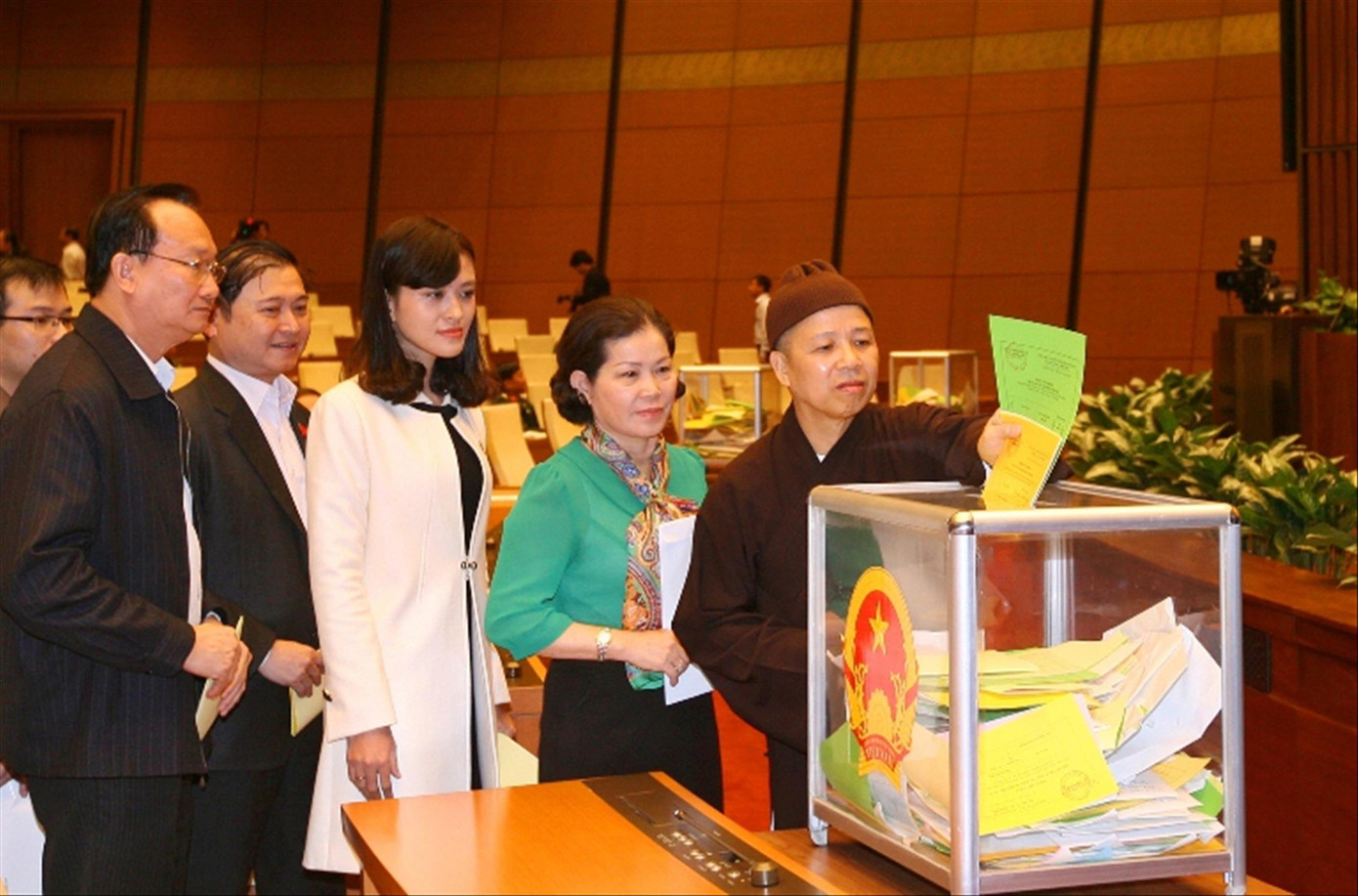 Các đại biểu lấy phiếu tín nhiệm tại kỳ họp thứ 6, Quốc hội khoá XIV (Ảnh: TTXVN). Các đại biểu lấy phiếu tín nhiệm tại kỳ họp thứ 6, Quốc hội khoá XIV (Ảnh: TTXVN).