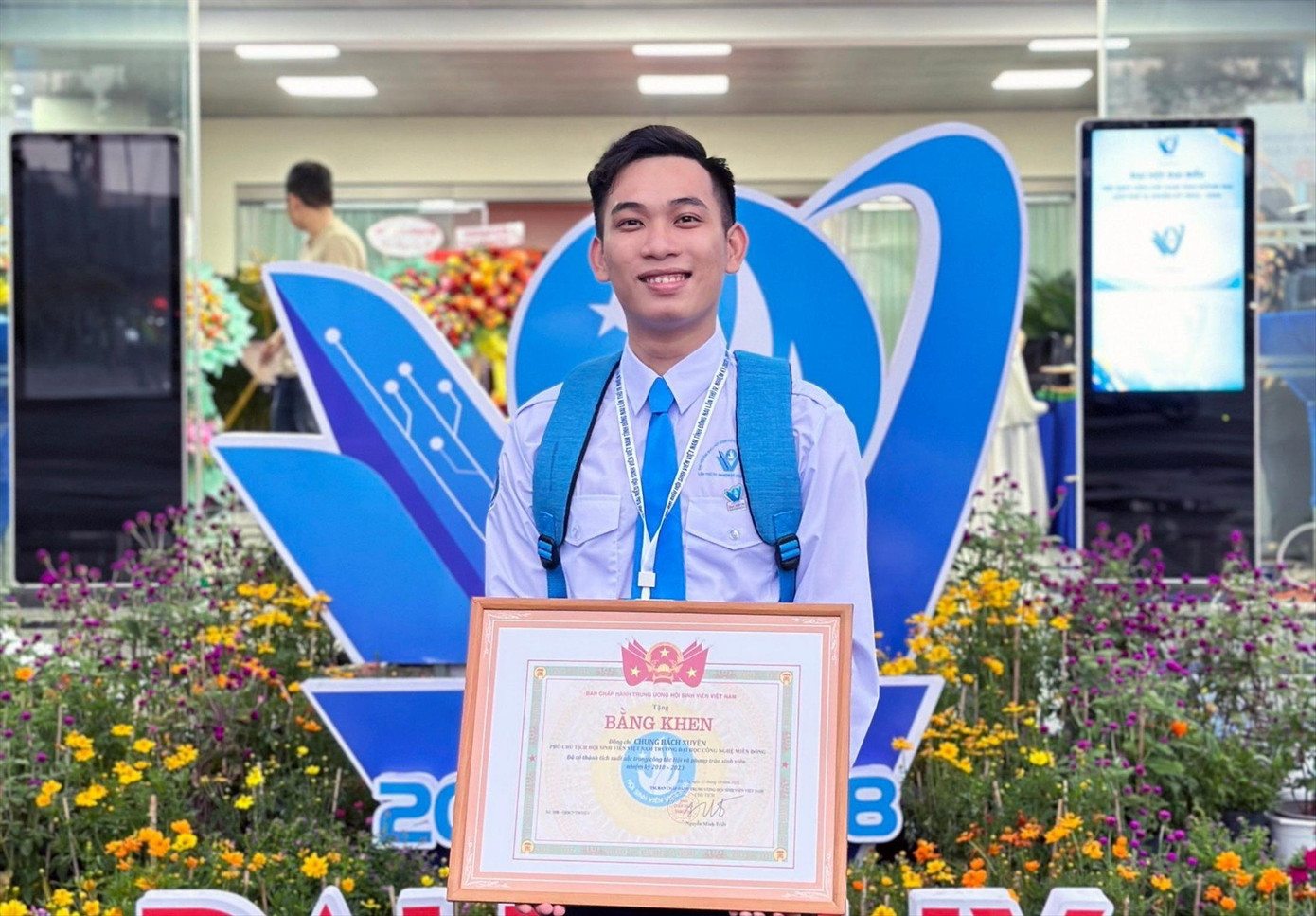 Chung Bách Xuyên - Phó Chủ tịch Hội Sinh viên Trường ĐH Công nghệ Miền Đông, nhiều năm liền đạt danh hiệu Sinh viên 5 tốt cấp Trung ương. Chung Bách Xuyên - Phó Chủ tịch Hội Sinh viên Trường ĐH Công nghệ Miền Đông, nhiều năm liền đạt danh hiệu Sinh viên 5 tốt cấp Trung ương.