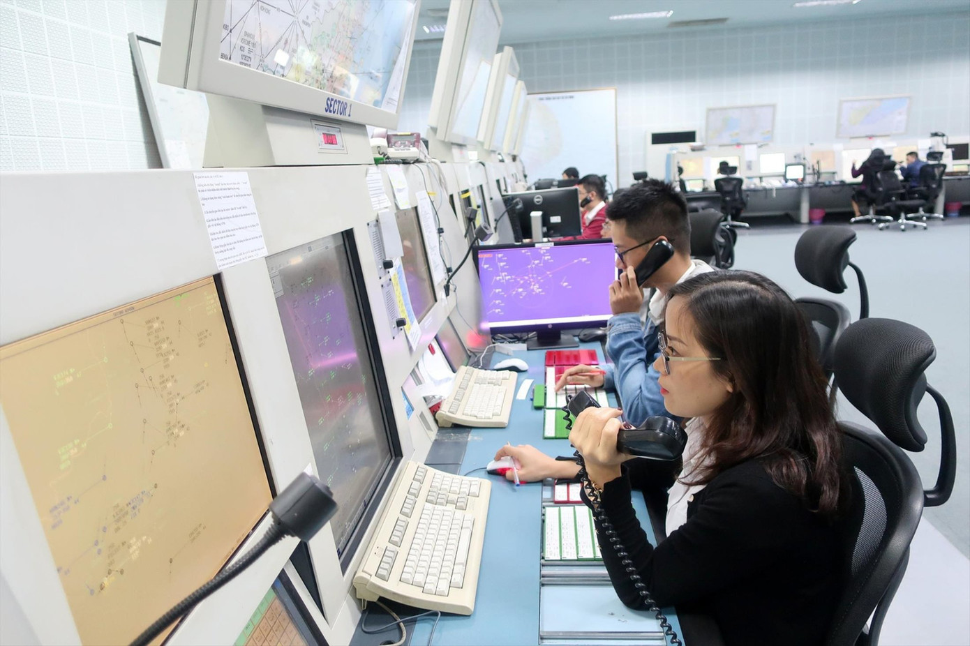 Điều hành bay tại Trung tâm Kiểm soát đường dài TP Hồ Chí Minh của Tổng Công ty Quản lý bay Việt Nam. Ảnh: Phạm Thanh