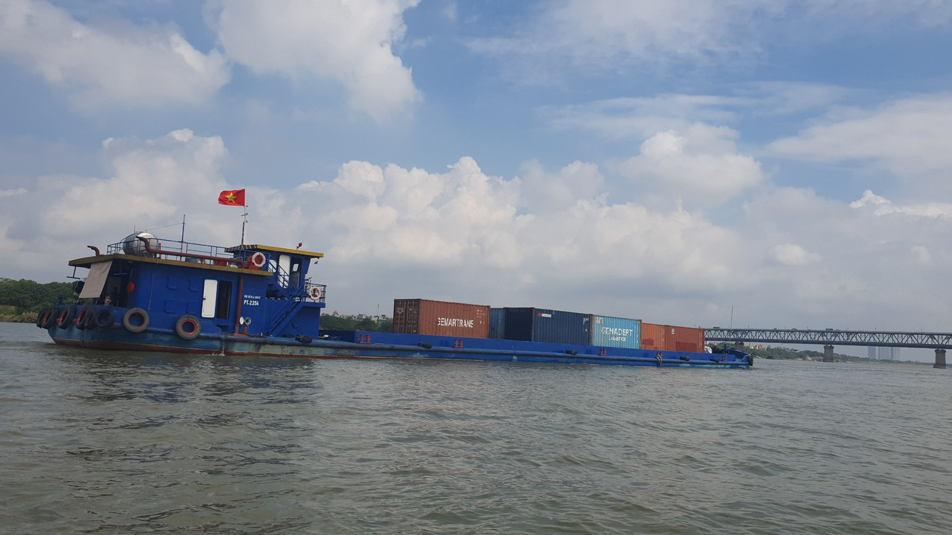 Hàng hóa vận tải trên sông Hồng rất đa dạng