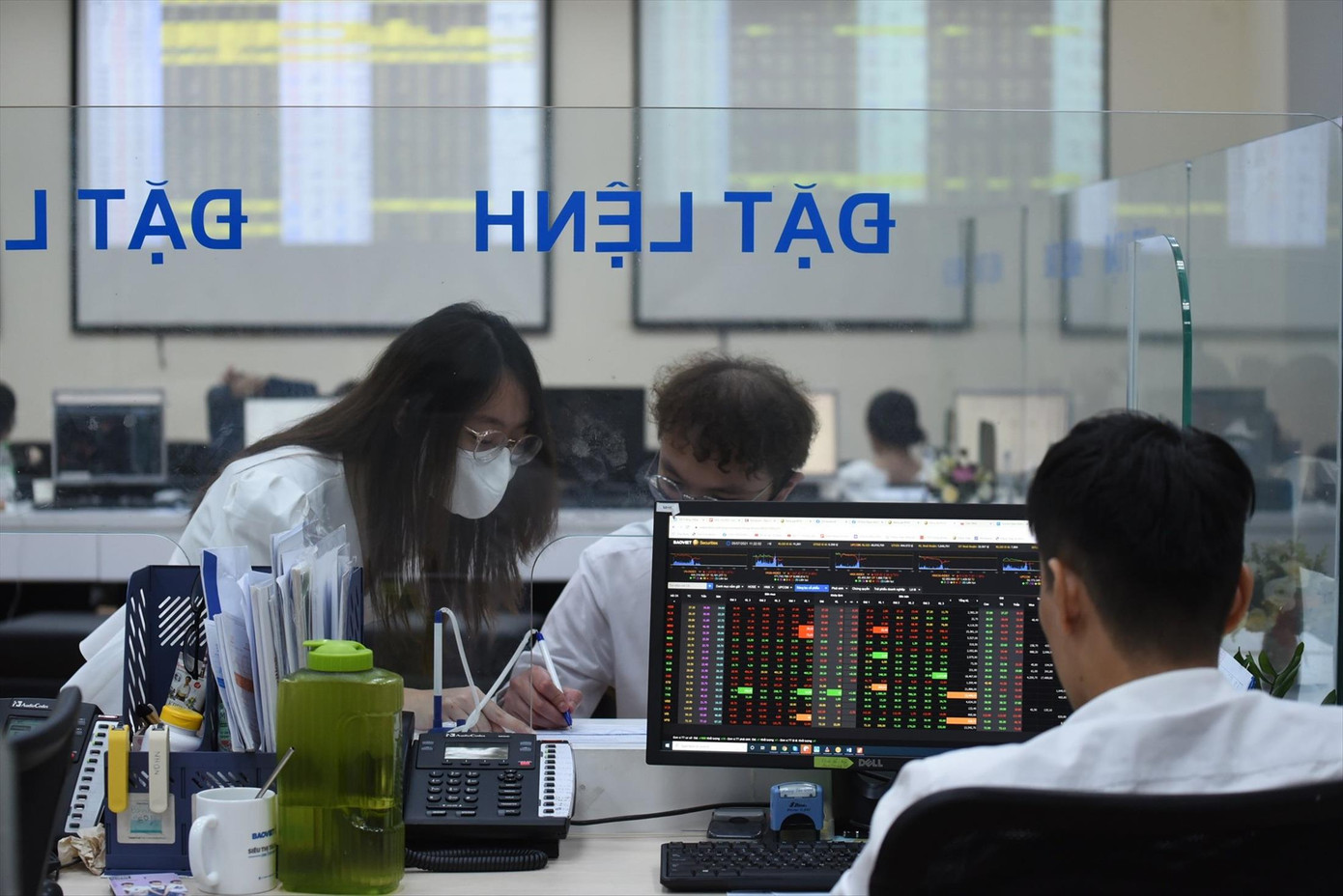 Tính đến cuối tháng 6, hơn 7,2% dân số Việt Nam có tài khoản chứng khoán. Ảnh minh hoạ: Như Ý Tính đến cuối tháng 6, hơn 7,2% dân số Việt Nam có tài khoản chứng khoán. Ảnh minh hoạ: Như Ý