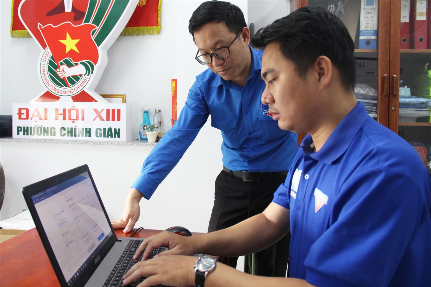 Anh Lê Trình (đứng), Bí thư Đoàn phường Chính Gián, quận Thanh Khê, Đà Nẵng, chia sẻ kinh nghiệm về cách xây dựng trang Zalo chính chủ cho đơn vị bạn. Ảnh: Giang Thanh Anh Lê Trình (đứng), Bí thư Đoàn phường Chính Gián, quận Thanh Khê, Đà Nẵng, chia sẻ kinh nghiệm về cách xây dựng trang Zalo chính chủ cho đơn vị bạn. Ảnh: Giang Thanh