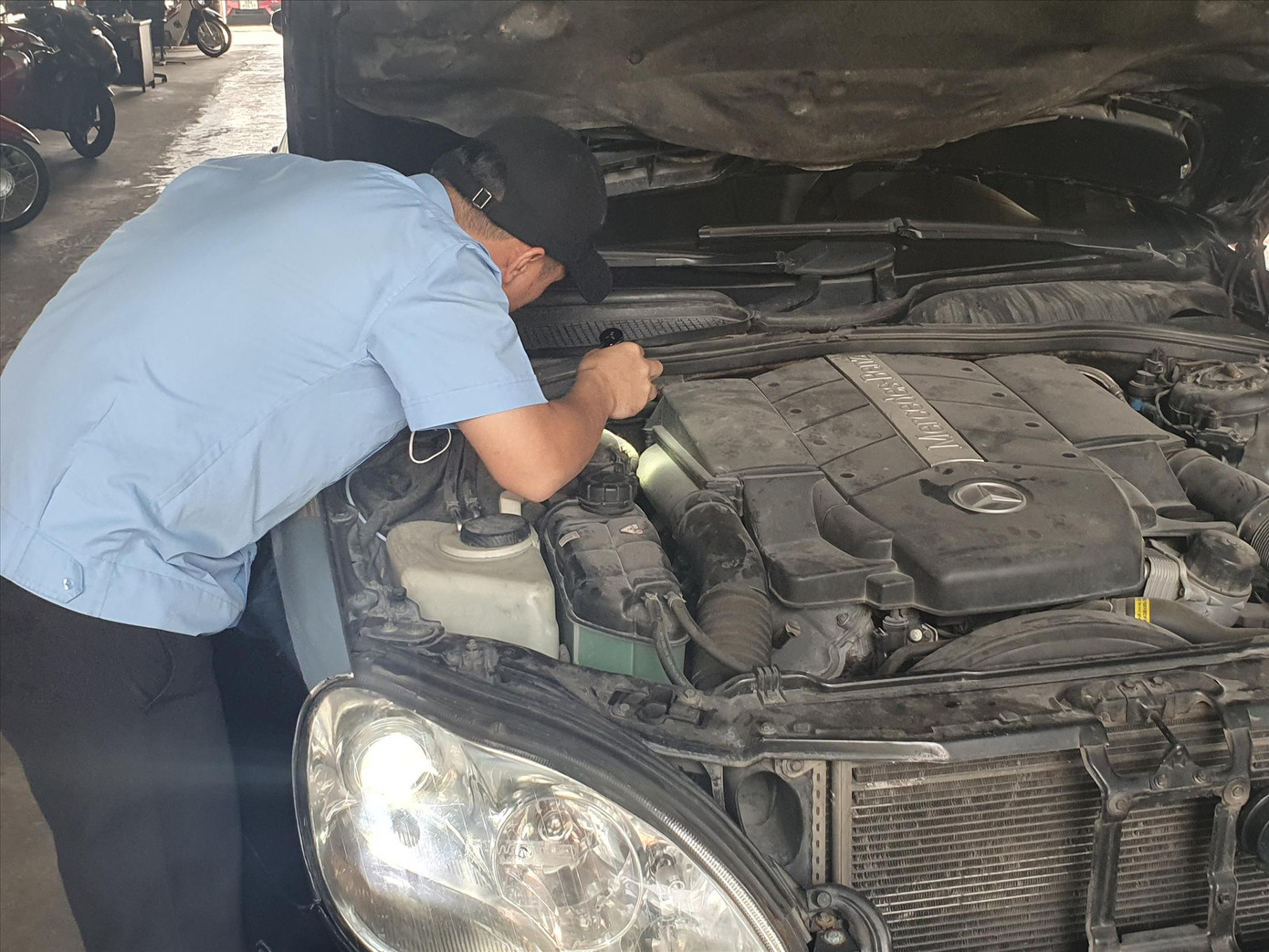 Nhân viên kỹ thuật làm việc quá tải tại TTĐK xe cơ giới 60-01S ở Đồng Nai (ảnh: M.T). Nhân viên kỹ thuật làm việc quá tải tại TTĐK xe cơ giới 60-01S ở Đồng Nai (ảnh: M.T).