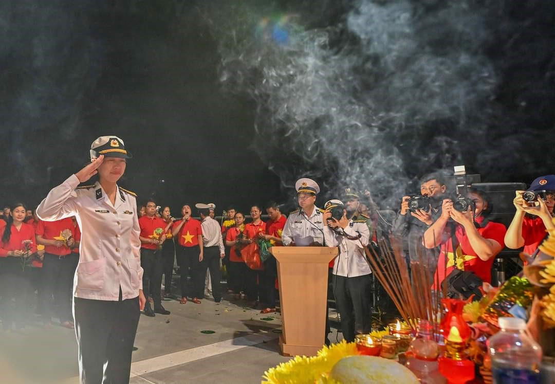 Thiếu tá Lê Thị Minh Thủy thắp hương tại lễ tưởng niệm các chiến sỹ đã hy sinh tại vùng biển Trường Sa