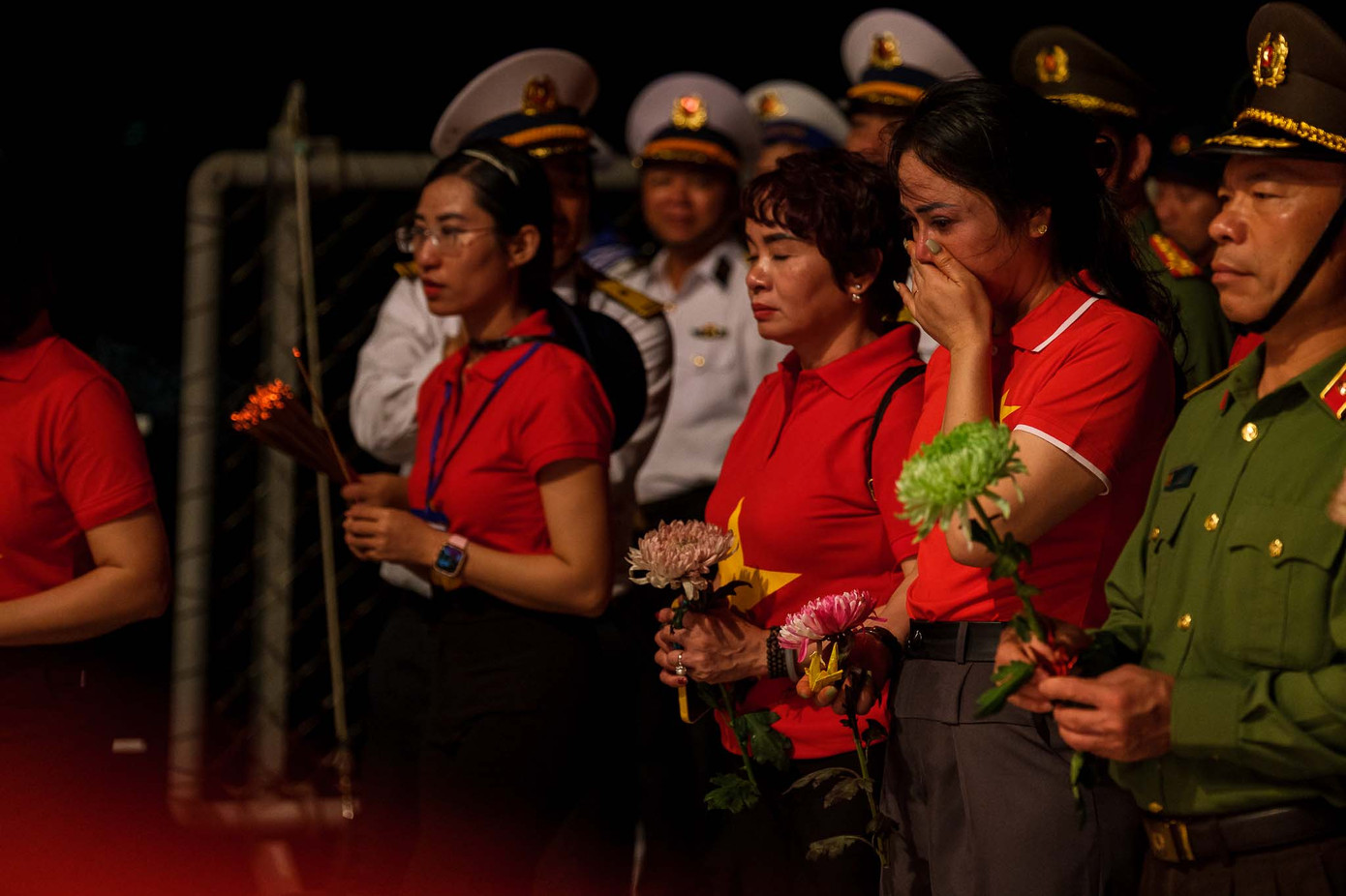 Nhiều đại biểu đã không cầm được nước mắt khi lắng nghe lại câu chuyện của các anh hùng liệt sỹ Trường Sa