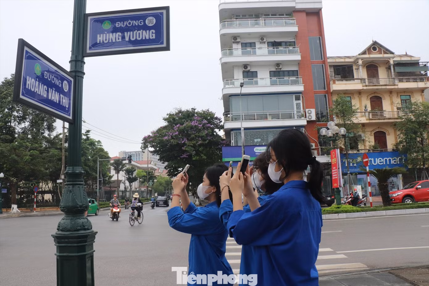 Nhiều bạn trẻ ở thành phố Bắc Giang hiểu biết thêm lịch sử nhờ công trình số hóa đường phố. Ảnh: N.T Nhiều bạn trẻ ở thành phố Bắc Giang hiểu biết thêm lịch sử nhờ công trình số hóa đường phố. Ảnh: N.T