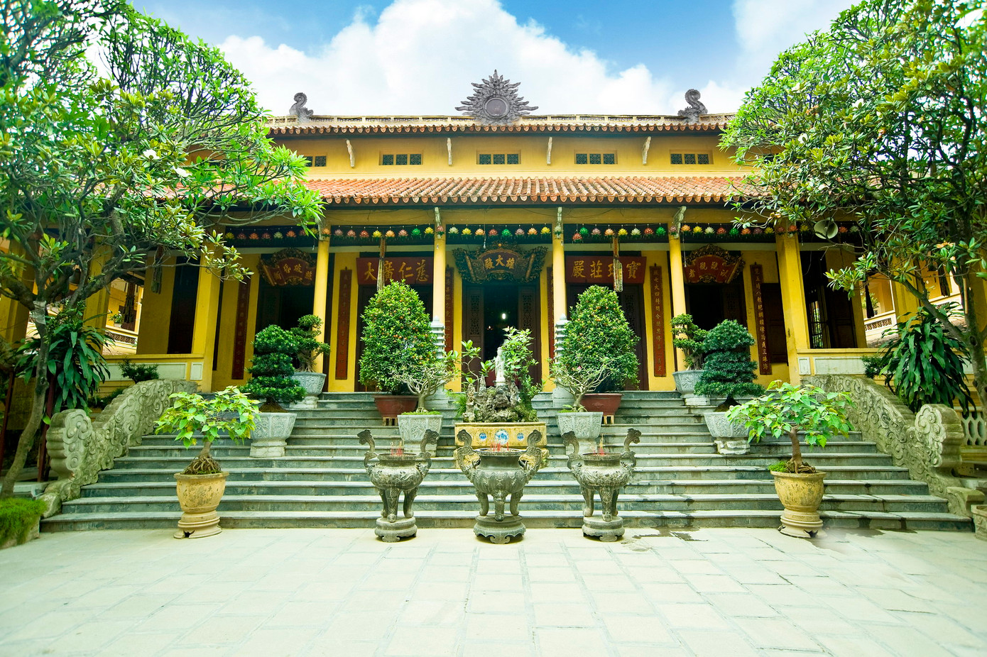 Ngôi chánh điện chùa Quán Sứ Ngôi chánh điện chùa Quán Sứ