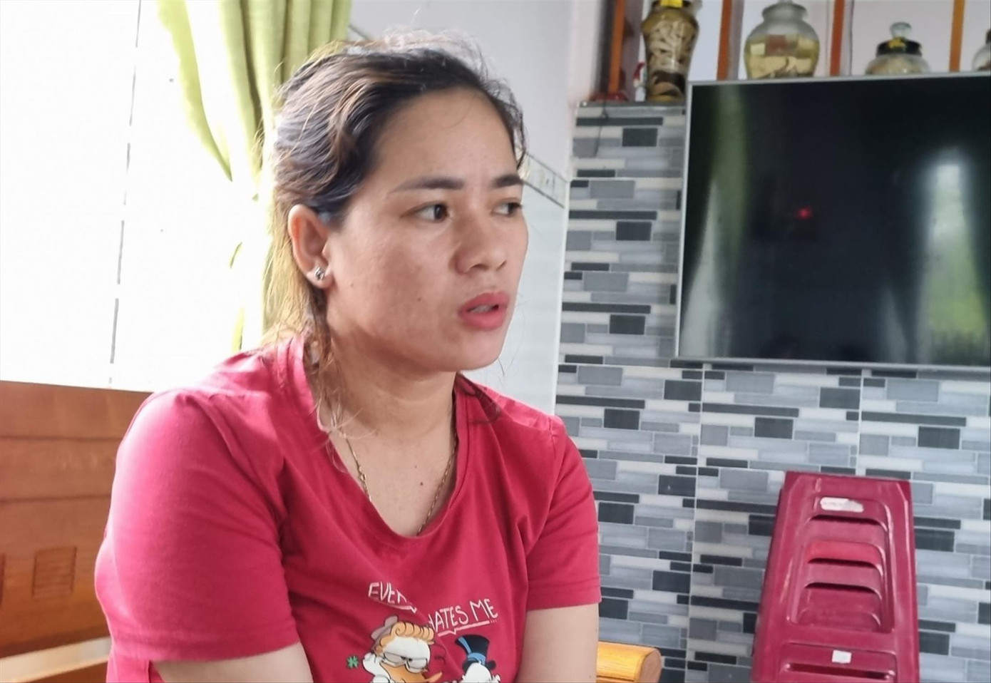 Chị Đặng Thị Bình, vợ ngư dân Lương Ngọc Anh (mất tích) vẫn cố nuôi niềm hy vọng mong manh “Nếu không có người thì cũng tìm thấy thi thể để đưa về đất mẹ”.