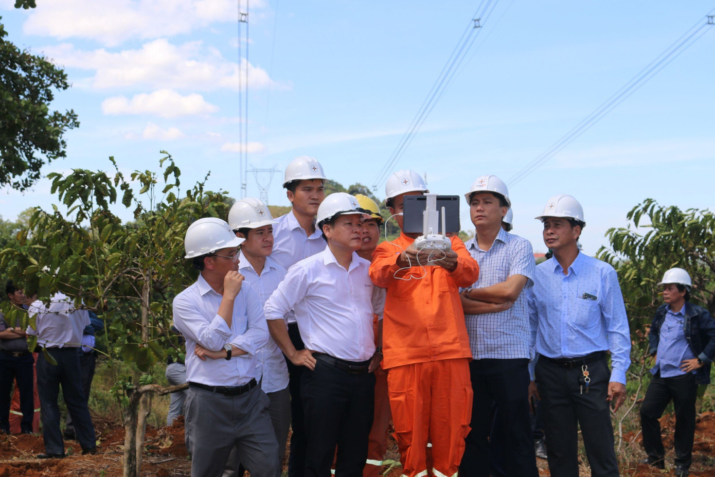 Cán bộ Công ty Truyền tải điện 4 ứng dụng UAV trong quản lý, vận hành đường dây truyền tải điện. Ảnh: Nguyễn Bằng Cán bộ Công ty Truyền tải điện 4 ứng dụng UAV trong quản lý, vận hành đường dây truyền tải điện. Ảnh: Nguyễn Bằng