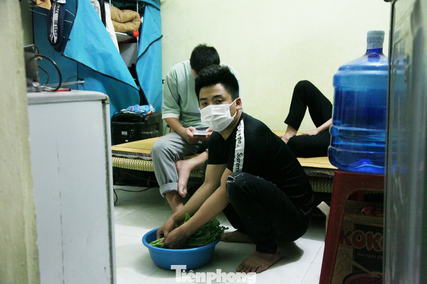 Công nhân trong nhà trọ ở tỉnh Bắc Giang. ảnh: Nguyễn thắng Công nhân trong nhà trọ ở tỉnh Bắc Giang. ảnh: Nguyễn thắng