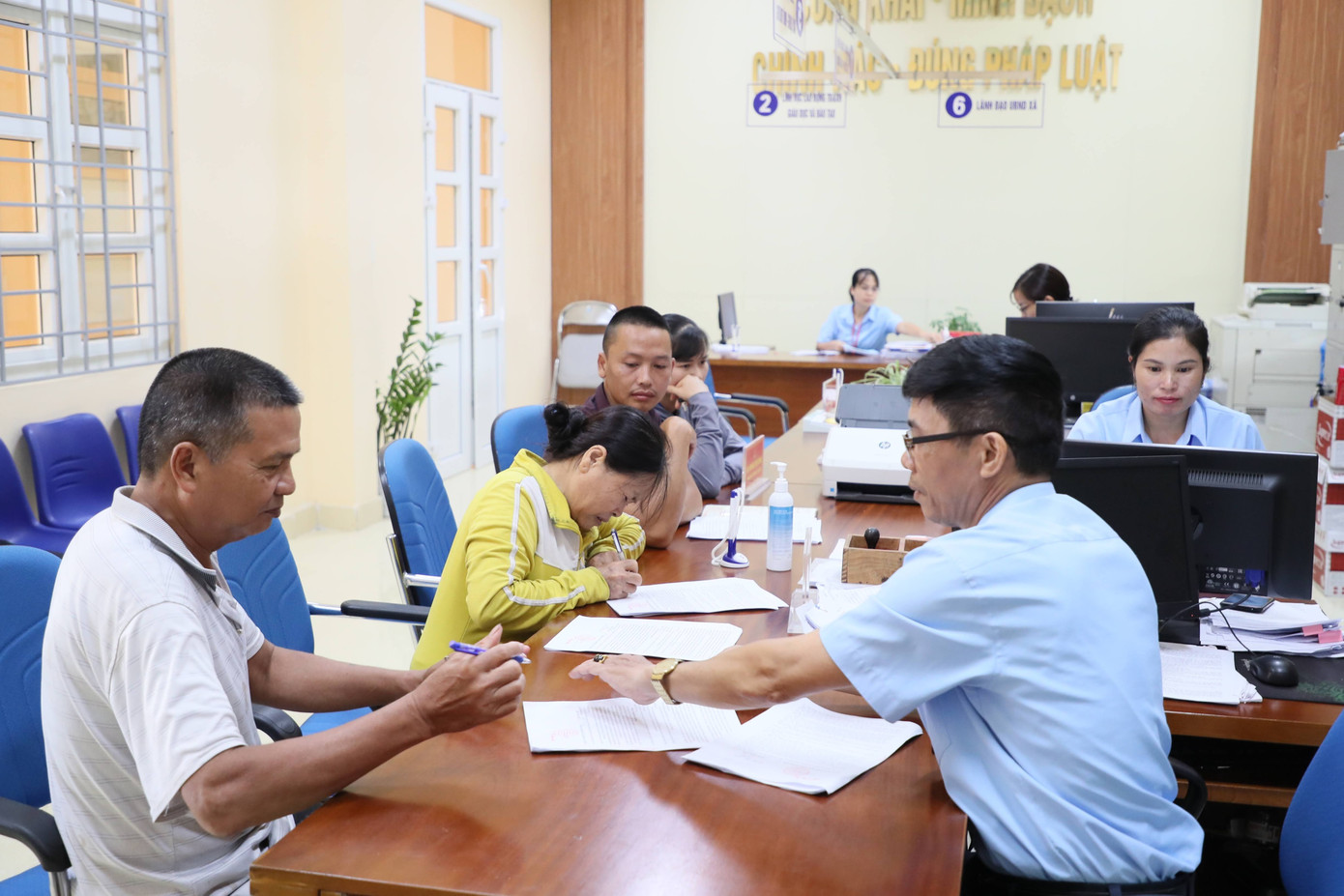 Công chức xã Tân Bình, huyện Đầm Hà, tỉnh Quảng Trị giải quyết thủ tục hành chính cho dân. Ảnh: Như Ý