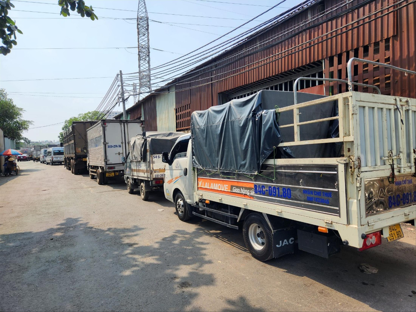 Dòng phương tiện xếp hàng dài bên ngoài TTĐK 50-07V ở TPHCM (ảnh: H.H). Dòng phương tiện xếp hàng dài bên ngoài TTĐK 50-07V ở TPHCM (ảnh: H.H).