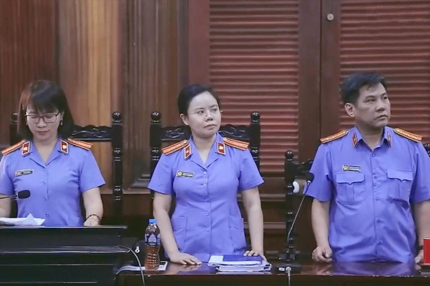 Đại diện Viện Kiểm sát bảo lưu quan điểm truy tố các bị cáo trước tòa. Ảnh: PV Đại diện Viện Kiểm sát bảo lưu quan điểm truy tố các bị cáo trước tòa. Ảnh: PV