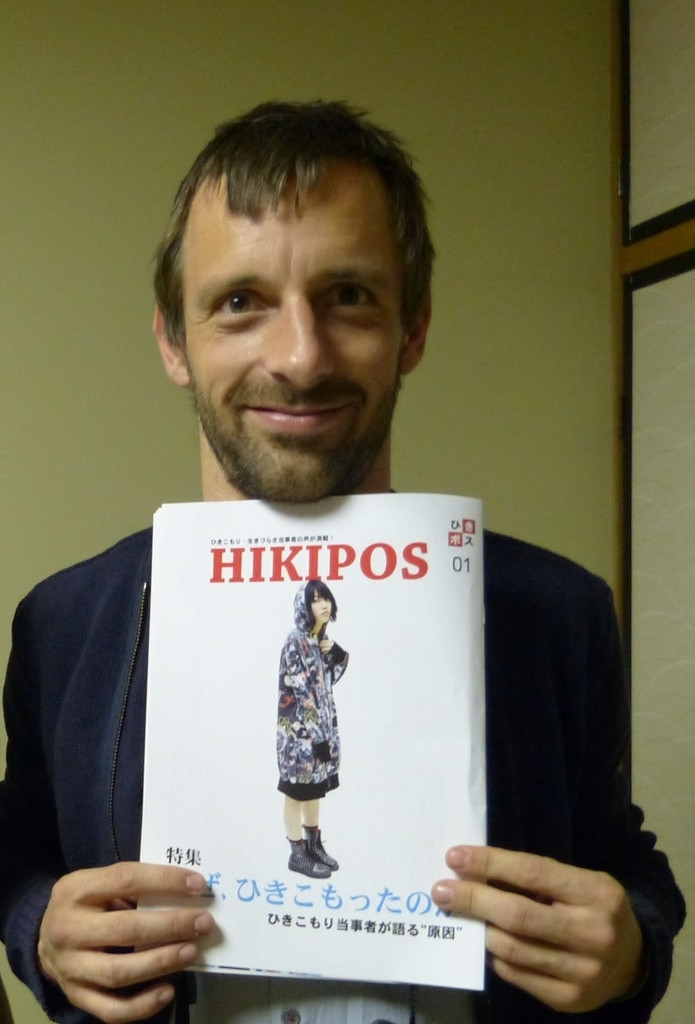 Phóng viên Constantin Simon giới thiệu cuốn tạp chí Hikipos của cộng đồng hikikomori