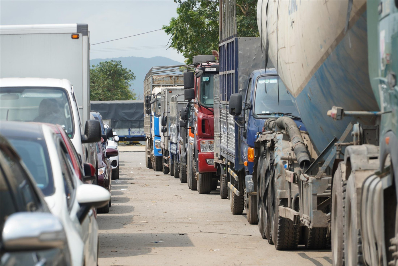 Các phương tiện nối đuôi chờ tới lượt kiểm định tại Trung tâm Đăng kiểm xe cơ giới 3801D, tại Hà Tĩnh