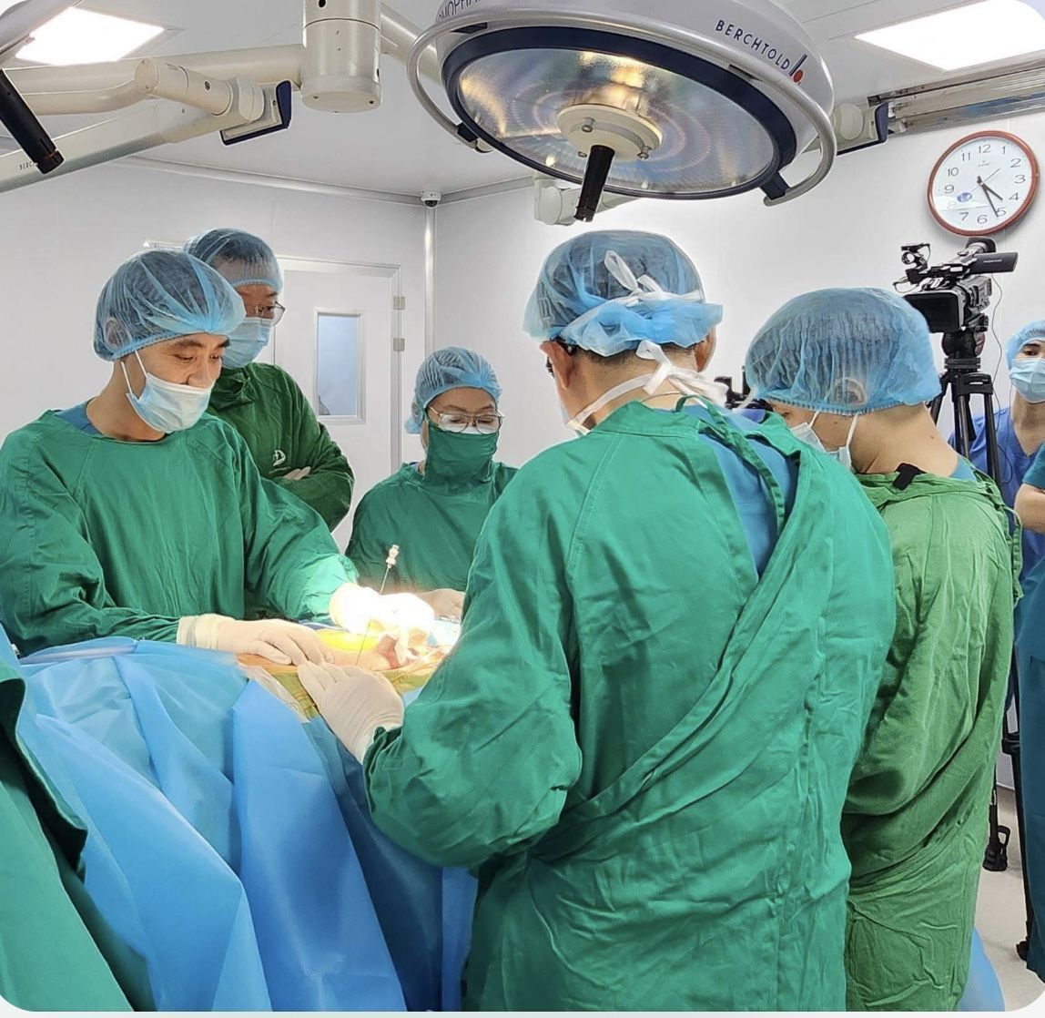 PGS.TS Nguyễn Hoài Bắc (người ngoài cùng bên trái) đang thực hiện một ca phẫu thuật cấy ghép thể hang nhân tạo. Ảnh: IPP