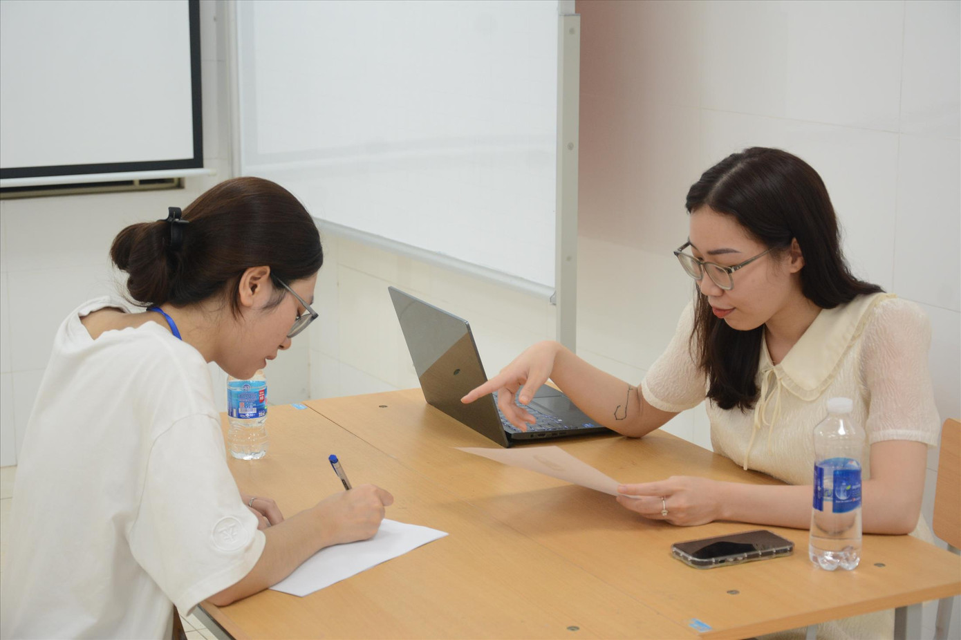 Chị Nguyễn Thu Hà, Trưởng phòng Nhân sự Công ty BDC Group (bên phải) phỏng vấn nhân sự trẻ