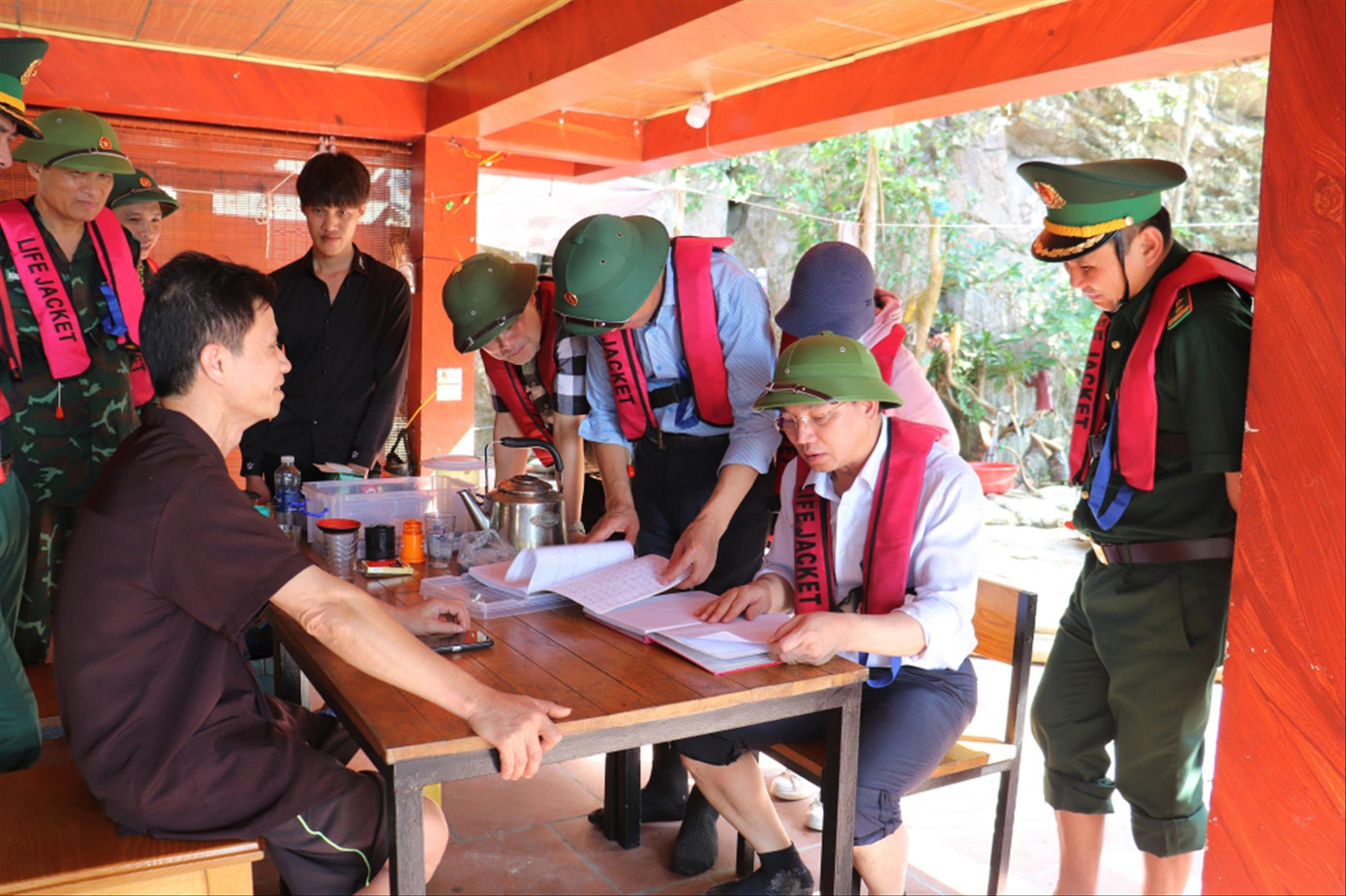 Bí thư Tỉnh ủy Quảng Ninh Nguyễn Xuân Ký (người ngồi bên phải) kiểm tra đột xuất đảo Mắt Rồng nằm ở phía Nam vịnh Hạ Long. Ảnh: QMG Bí thư Tỉnh ủy Quảng Ninh Nguyễn Xuân Ký (người ngồi bên phải) kiểm tra đột xuất đảo Mắt Rồng nằm ở phía Nam vịnh Hạ Long. Ảnh: QMG