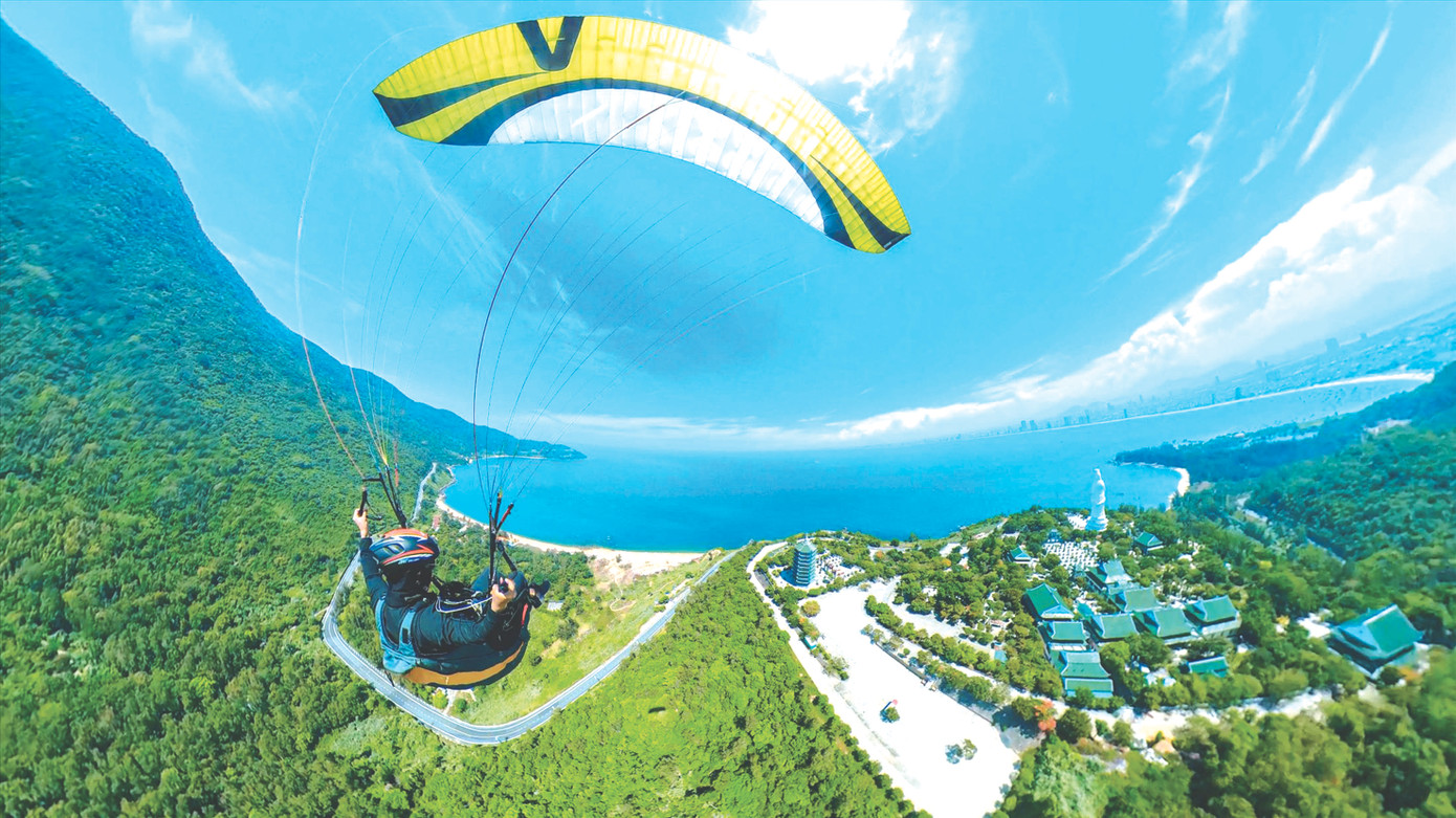 Tung cánh trên đỉnh Sơn Trà Tung cánh trên đỉnh Sơn Trà