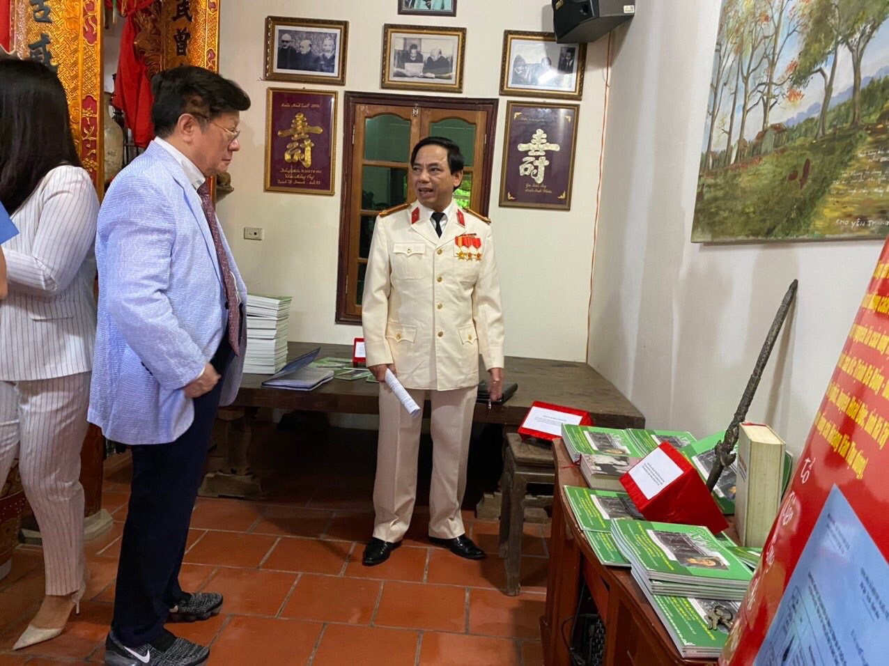 Ông Trịnh Bá Uy giới thiệu với khách thăm nhà. Ông Trịnh Bá Uy giới thiệu với khách thăm nhà.