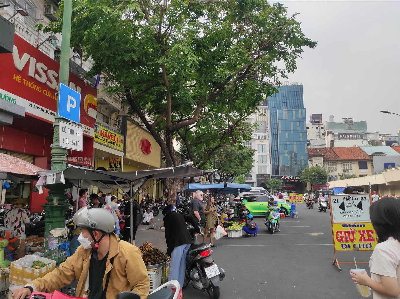 Khu vực đỗ xe có thu phí trên đường Phan Chu Trinh (quận 1) bị chiếm dụng. Ảnh: H.H