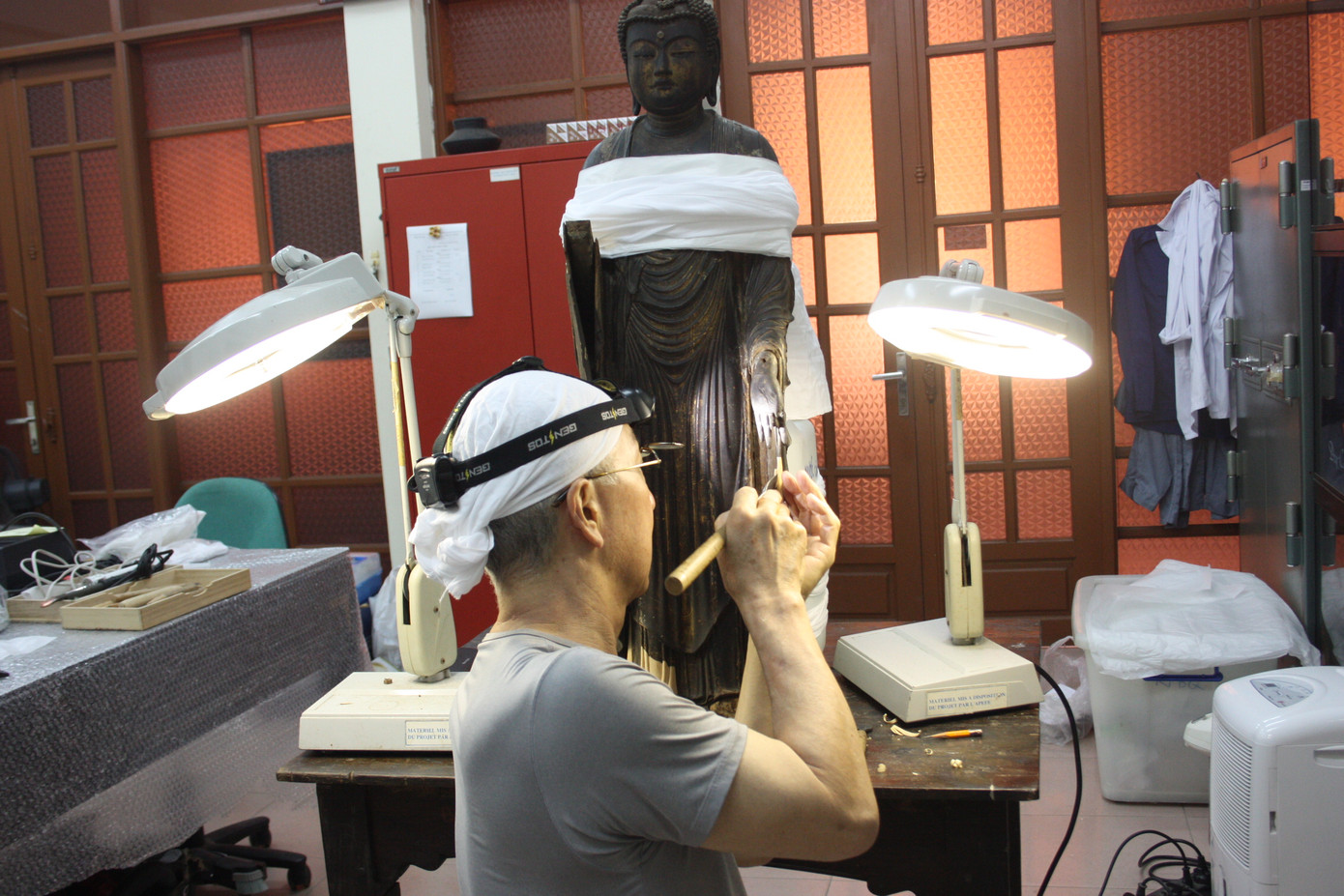 Chuyên gia Nhật Bản bảo quản hiện vật cho BTLSQG trong chương trình do quỹ Sumitomo tài trợ