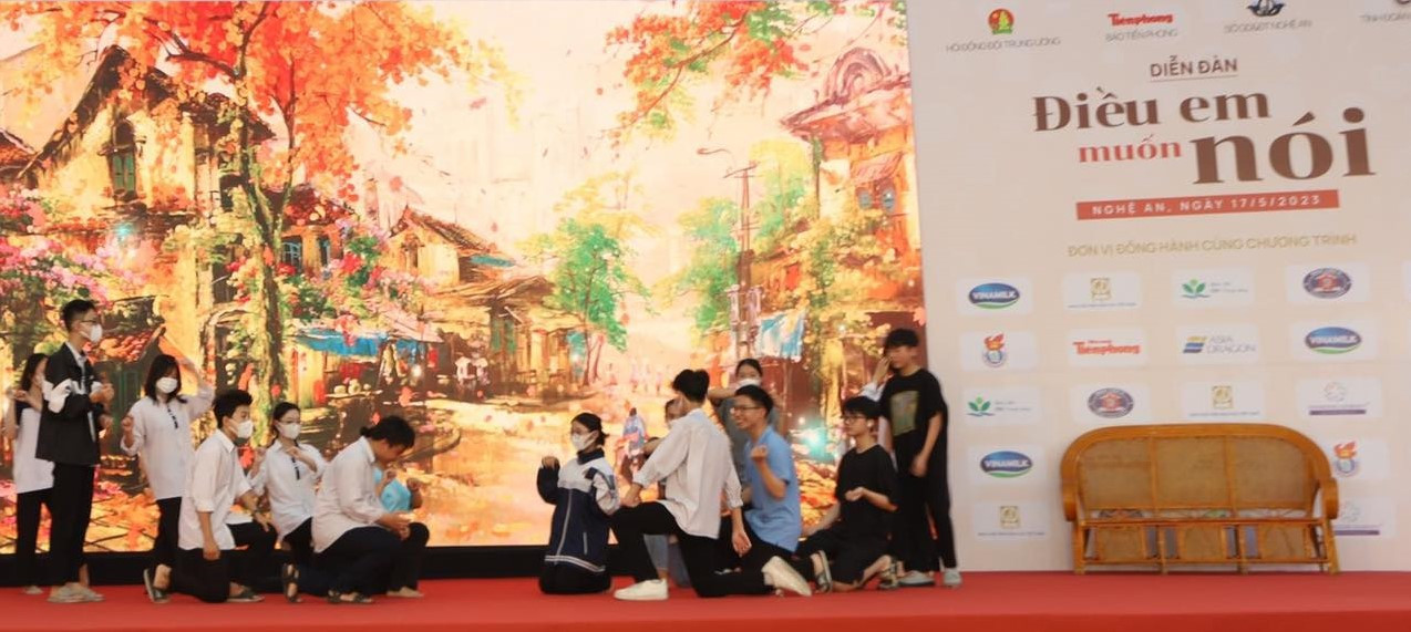 Diễn đàn Điều em muốn nói lần II diễn ra tại Trường THPT Huỳnh Thúc Kháng, thành phố Vinh, tỉnh Nghệ An Diễn đàn Điều em muốn nói lần II diễn ra tại Trường THPT Huỳnh Thúc Kháng, thành phố Vinh, tỉnh Nghệ An