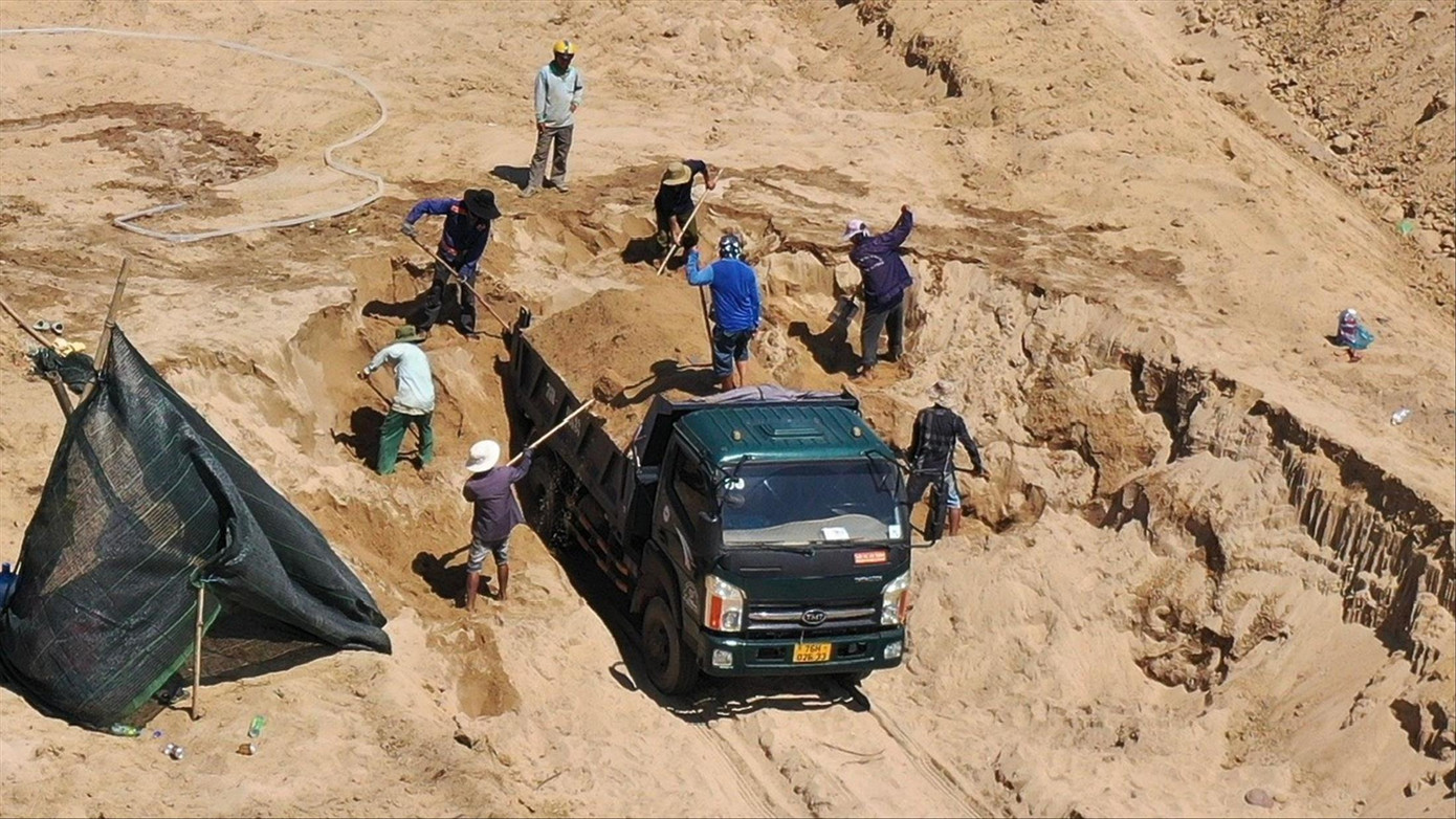 Ngang nhiên khai tác cát trái phép trên bãi bồi trên sông Trà Khúc đoạn qua địa bàn xã Tịnh An. Ảnh:NN Ngang nhiên khai tác cát trái phép trên bãi bồi trên sông Trà Khúc đoạn qua địa bàn xã Tịnh An. Ảnh:NN
