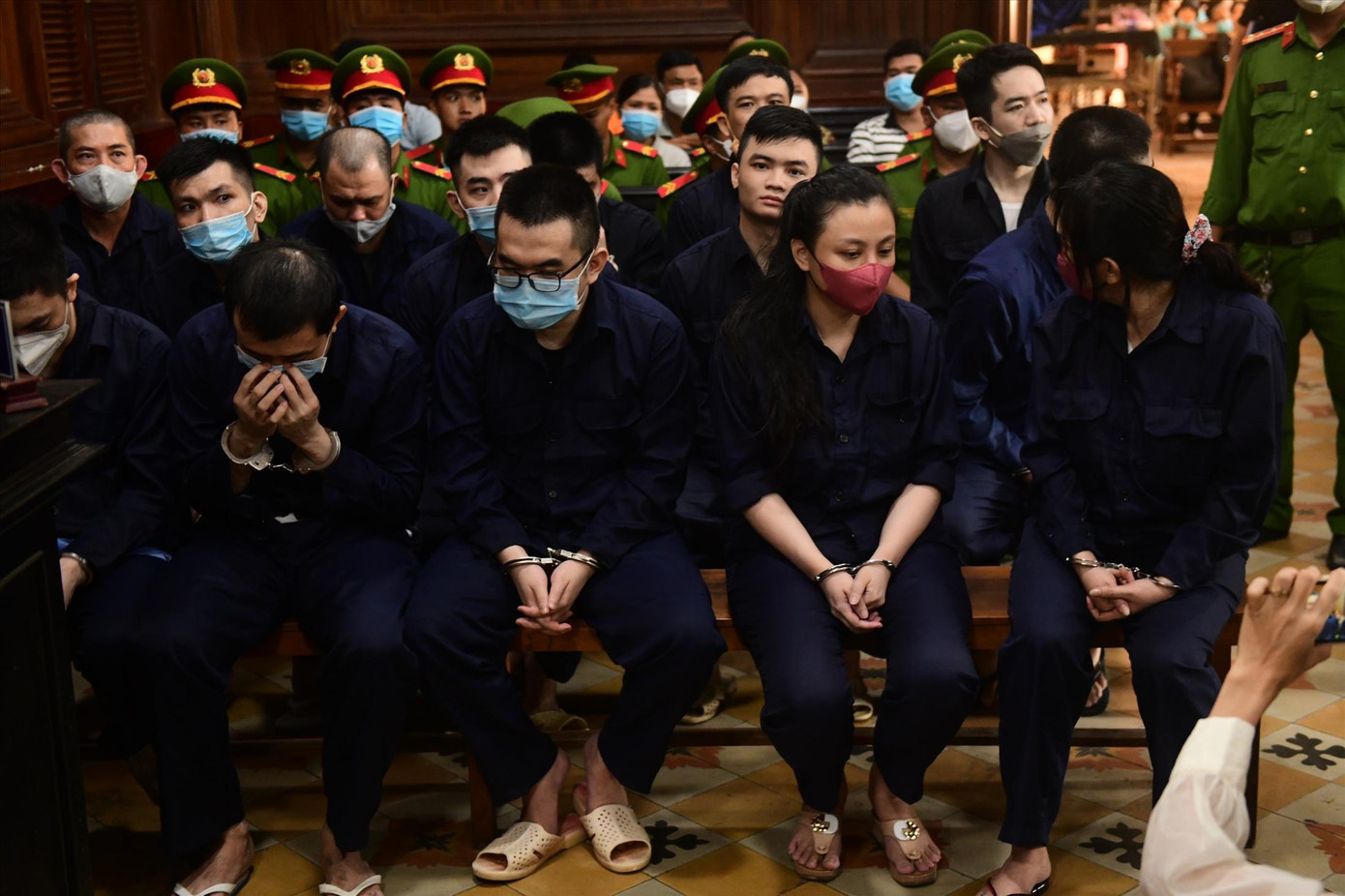 Võ Thùy Linh (hàng đầu, thứ hai từ phải sang) cùng các bị cáo trong vụ án tại phiên tòa ngày 21/3. Ảnh: Tân Châu