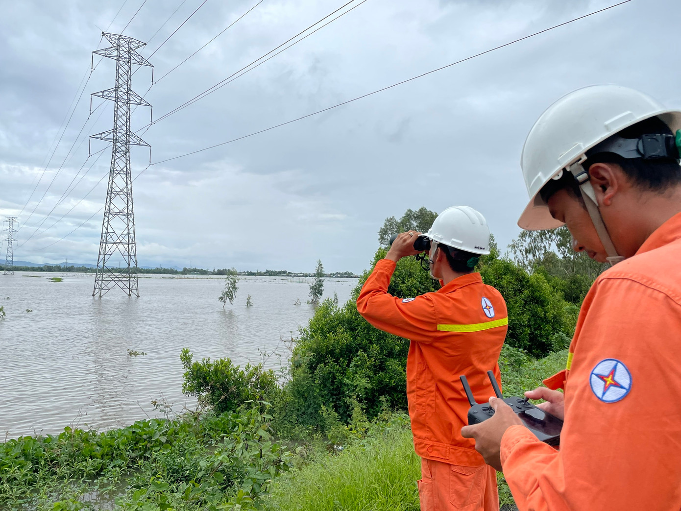 Việc ứng dụng UAV trong quản lý, vận hành đường dây truyền tải điện giúp nâng cao năng suất lao động Việc ứng dụng UAV trong quản lý, vận hành đường dây truyền tải điện giúp nâng cao năng suất lao động