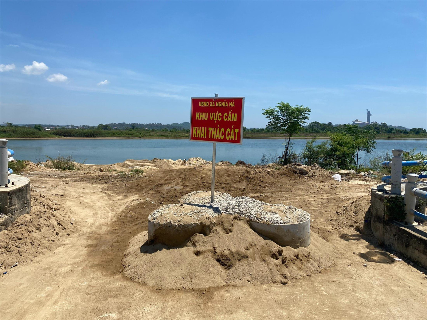 Một số nơi “cát tặc” còn manh động dời cả khối bê tông này để vận chuyển cát đến sáng ngày làm xong thì dời trở lại vị trí cũ. Ảnh:NN Một số nơi “cát tặc” còn manh động dời cả khối bê tông này để vận chuyển cát đến sáng ngày làm xong thì dời trở lại vị trí cũ. Ảnh:NN