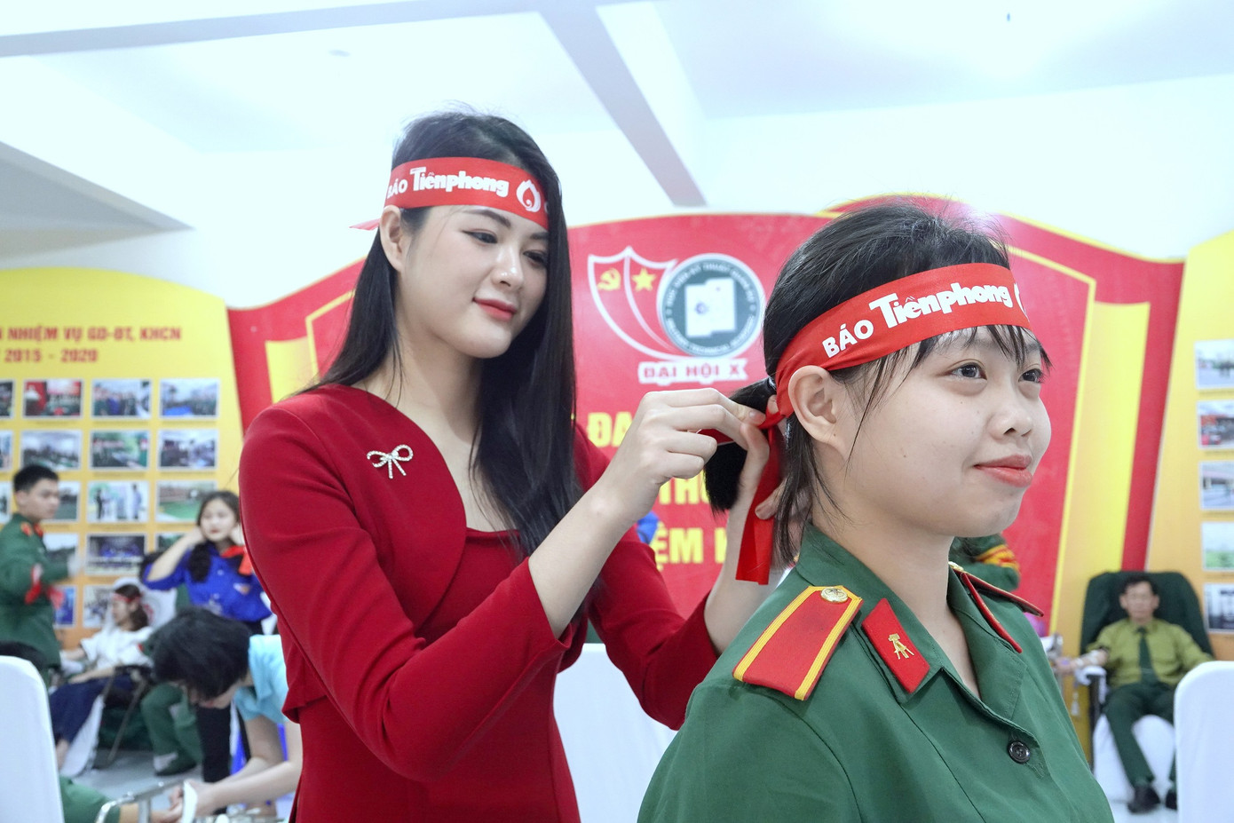 Người đẹp Hoa hậu Việt Nam 2022 Hoài Ngọc và nữ học viên Quân đội hưởng ứng Chủ nhật Đỏ 2023 do báo Tiền Phong phối hợp tổ chức ẢNH: NGUYỄN MINH Người đẹp Hoa hậu Việt Nam 2022 Hoài Ngọc và nữ học viên Quân đội hưởng ứng Chủ nhật Đỏ 2023 do báo Tiền Phong phối hợp tổ chức ẢNH: NGUYỄN MINH