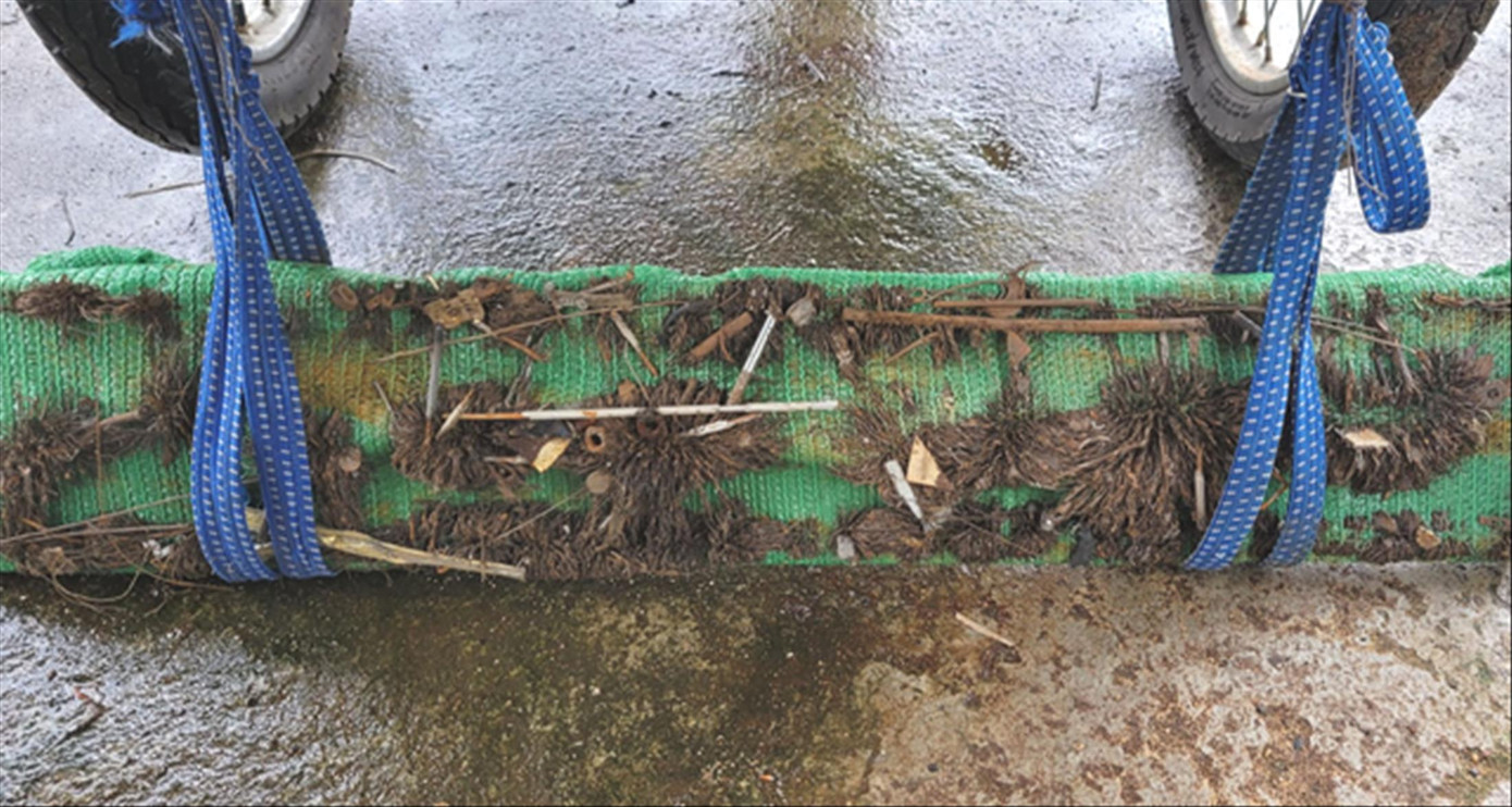 Đinh và sắt vụn mà anh Canh hút được trên đường đi