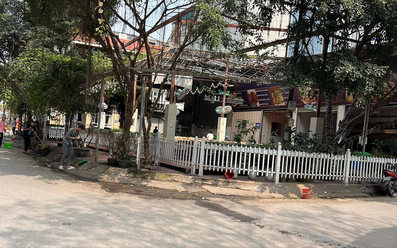 Một đoạn vỉa hè nhà hàng Mai Hương (phường Vạn Phúc, quận Hà Đông) bị quây kín bằng hàng rào sắt (ảnh: Đình Trường). Một đoạn vỉa hè nhà hàng Mai Hương (phường Vạn Phúc, quận Hà Đông) bị quây kín bằng hàng rào sắt (ảnh: Đình Trường).