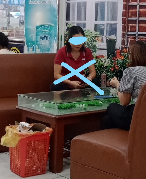 Một “cò” môi giới (dấu X) đang nói chuyện về việc “chạy” suất đỗ viên chức giáo viên mầm non. Ảnh: PV