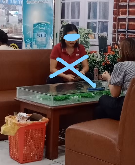 Một “cò” môi giới (dấu X) đang nói chuyện về việc “chạy” suất đỗ viên chức giáo viên mầm non. Ảnh: PV Một “cò” môi giới (dấu X) đang nói chuyện về việc “chạy” suất đỗ viên chức giáo viên mầm non. Ảnh: PV