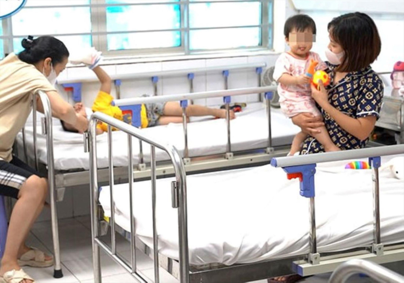 Bệnh nhi mắc bệnh tay chân miệng điều trị tại BV Nhi Trung ương