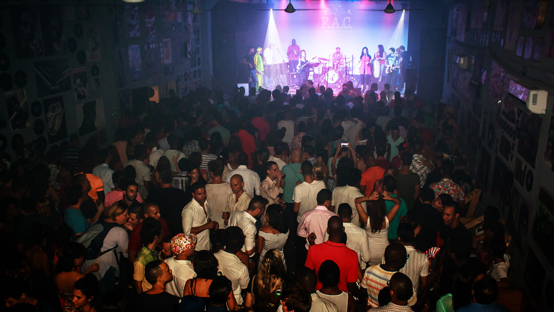 Thanh niên và du khách khiêu vũ với nhạc sống