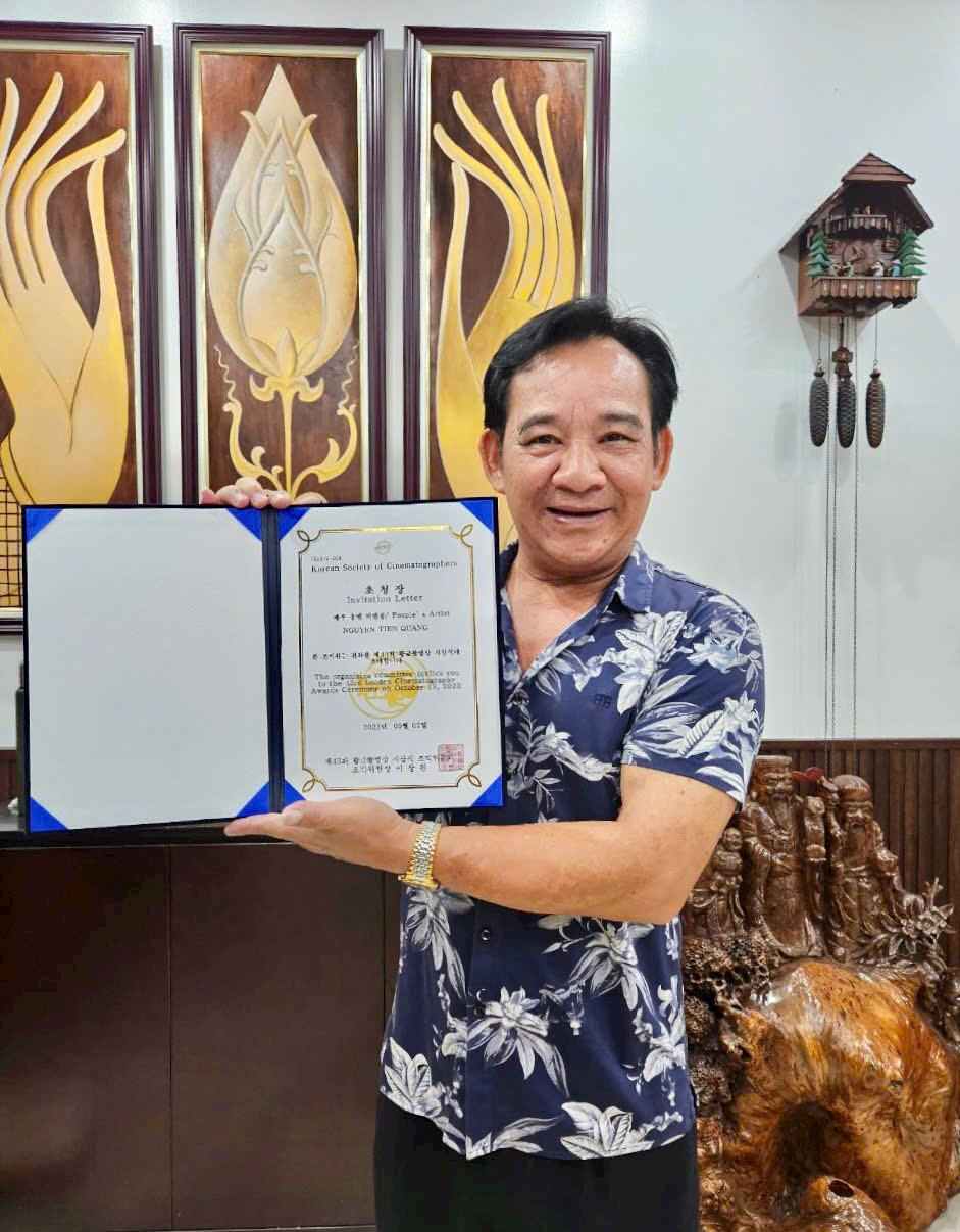 Quang Tèo khoe giấy mời của Liên hoan phim ở Hàn Quốc