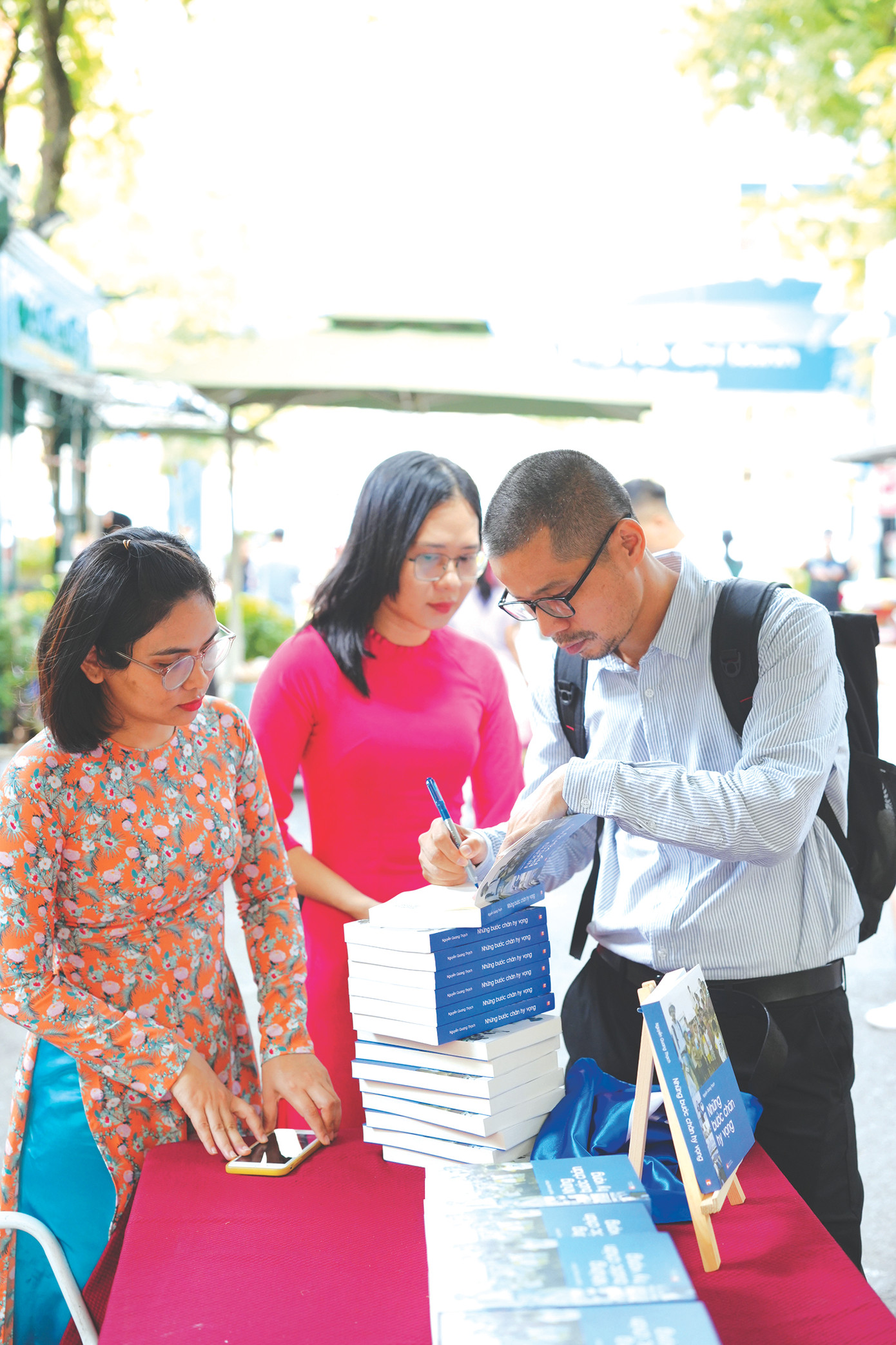 Anh Thạch ký tặng cuốn Những bước chân hi vọng cho bạn đọc tại TPHCM