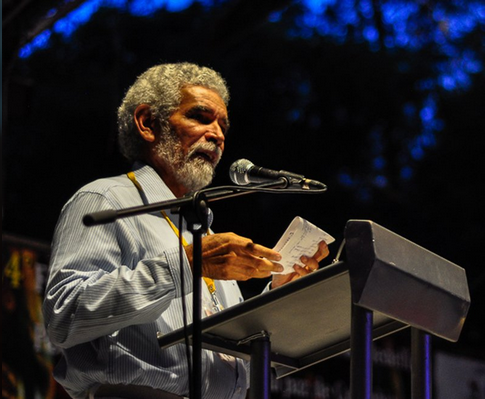 Nhà thơ Alex Pausides tại Liên hoan thơ quốc tế Medellin.