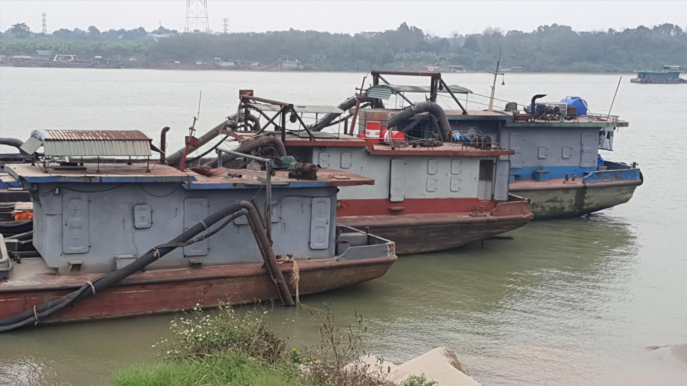 Những con tàu không biển kiểm soát nằm chờ cạnh bãi cát