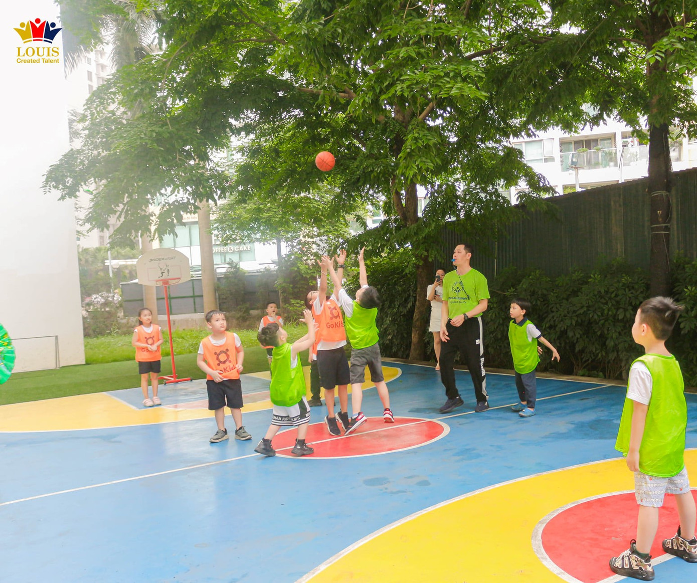 Louis có diện tích lớn đến 20.000 m2 trong đó 90% bao phủ bởi khuôn viên cây xanh và khu vui chơi Louis có diện tích lớn đến 20.000 m2 trong đó 90% bao phủ bởi khuôn viên cây xanh và khu vui chơi