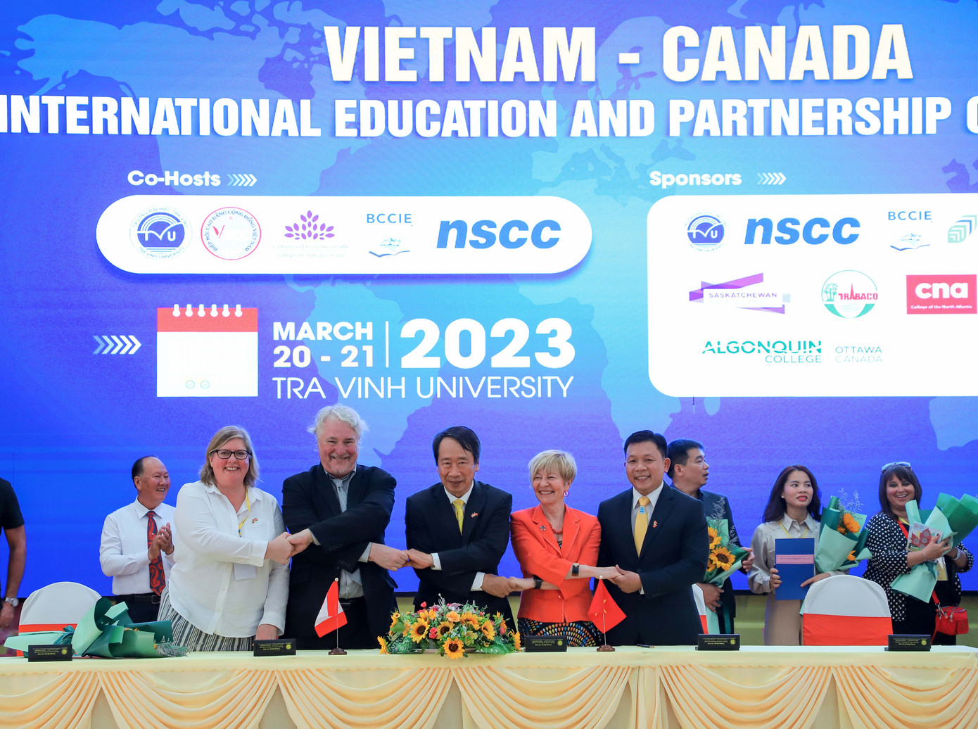 PGS TS. Phạm Tiết Khánh, Chủ tịch Hội đồng trường, Chủ tịch Hiệp hội CĐCĐ Việt Nam và PGS TS. Nguyễn Minh Hòa, Hiệu trưởng Trường Đại học Trà Vinh ký kết nâng tầm hợp tác với các tổ chức, viện, trường Canada