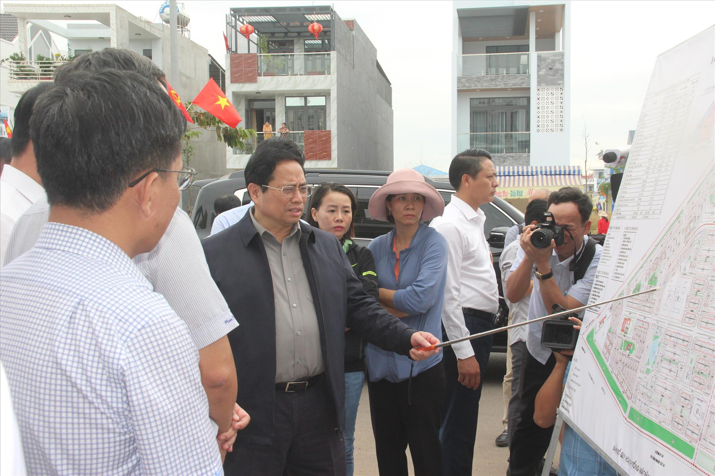 Thủ tướng Phạm Minh Chính gặp gỡ người dân tại Khu tái định cư Lộc An- Bình Sơn. Ảnh: PV