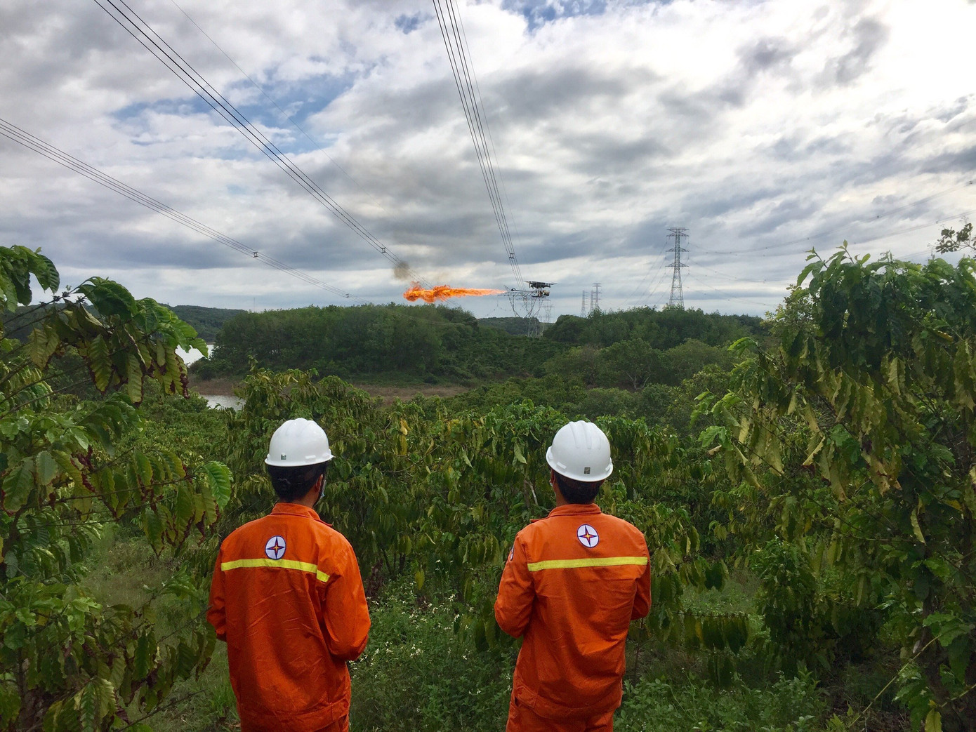 Dùng "rồng lửa" UAV để đốt các vật thể mắc trên đường dây truyền tải điện Dùng "rồng lửa" UAV để đốt các vật thể mắc trên đường dây truyền tải điện