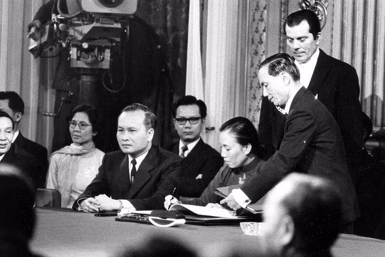 Ngày 27/1/1973, bà Nguyễn Thị Bình, Bộ trưởng Ngoại giao Chính phủ Cách mạng lâm thời Cộng hòa miền Nam Việt Nam, cùng đại diện các bên ký Hiệp định Paris