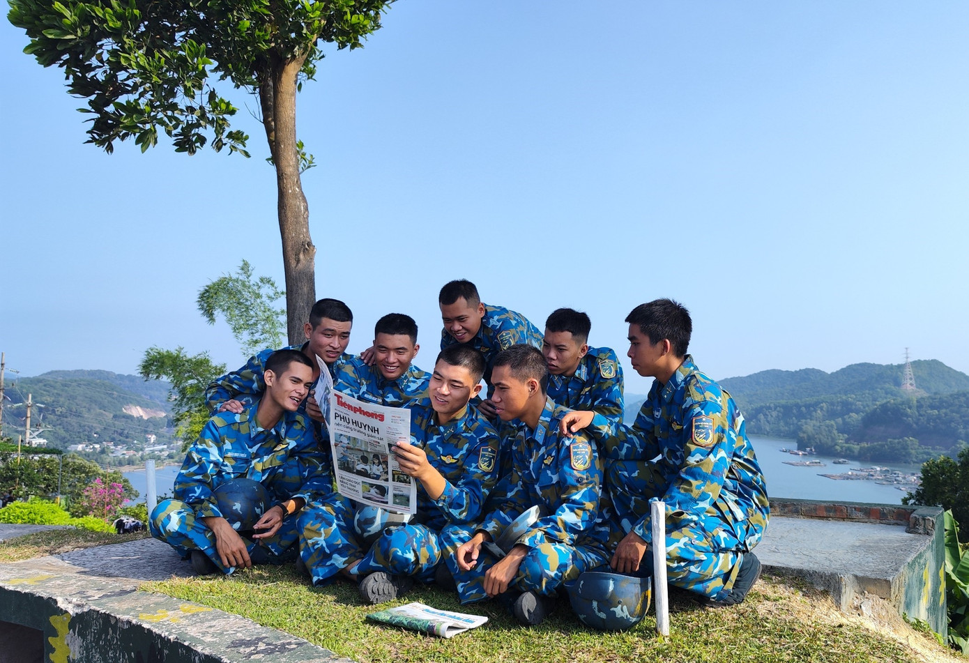 Bộ đội Phòng không - Không quân đọc báo Tiền Phong trên trận địa canh trời. ẢNH: PHÚ SƠN Bộ đội Phòng không - Không quân đọc báo Tiền Phong trên trận địa canh trời. ẢNH: PHÚ SƠN