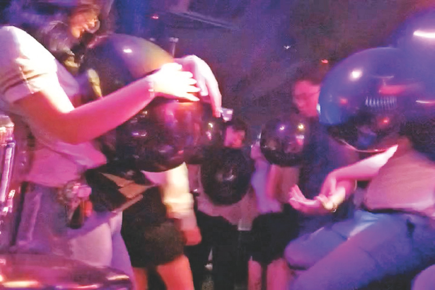 Cảnh chơi bóng cười trong quán bar ở Hà Nội được phóng viên ghi lại