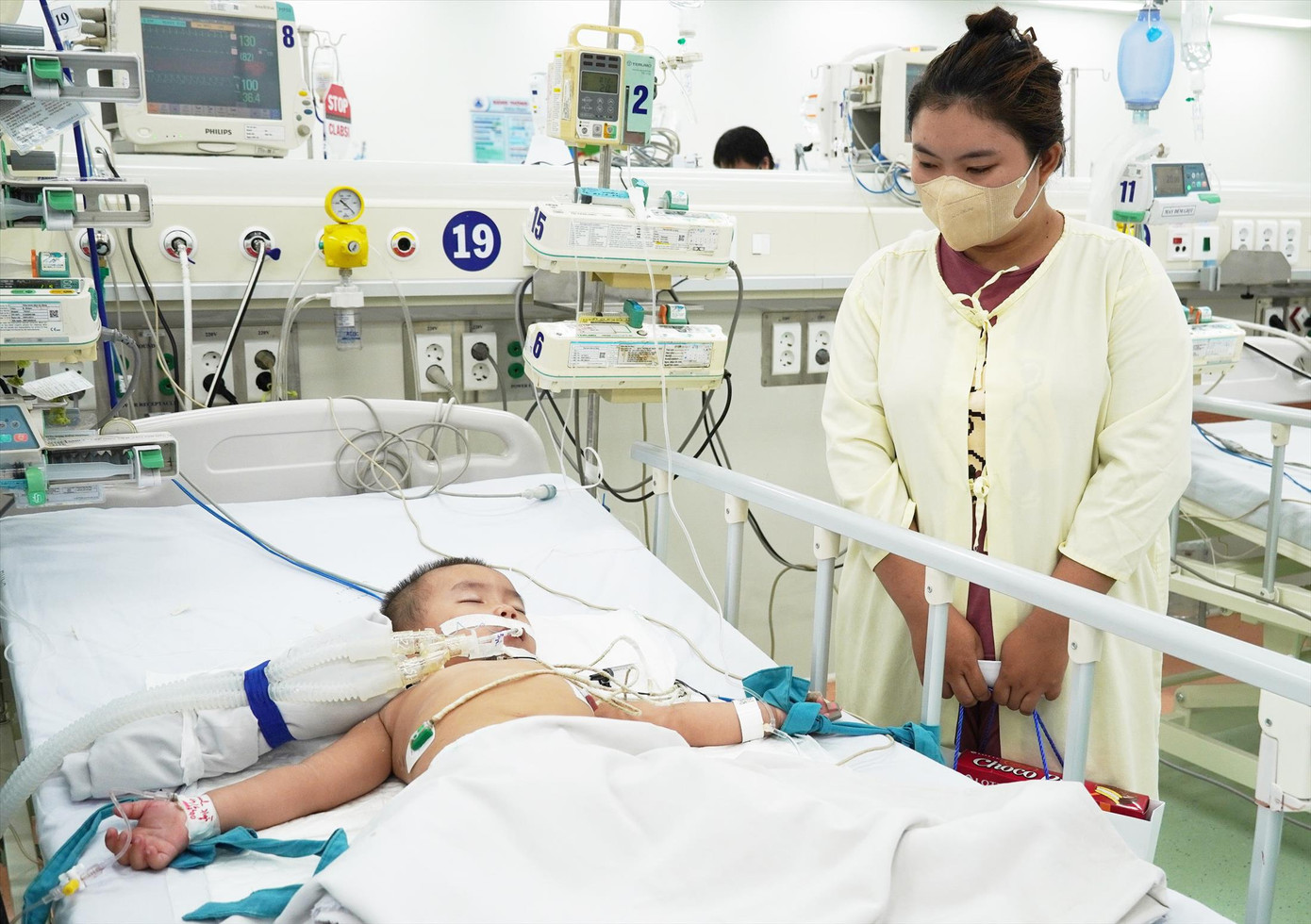 Một trường hợp nguy kịch vì bệnh tay chân miệng phải thở máy tại Bệnh viện Nhi Đồng 1 TPHCM. Ảnh: Vân Sơn Một trường hợp nguy kịch vì bệnh tay chân miệng phải thở máy tại Bệnh viện Nhi Đồng 1 TPHCM. Ảnh: Vân Sơn